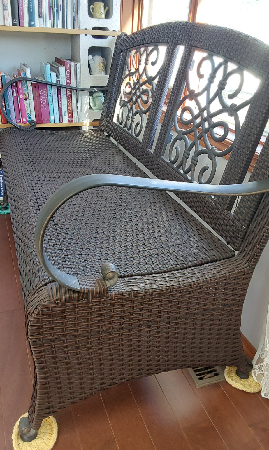 Excellent condtion Costco  Wicker Outdoor Bench - photo 3