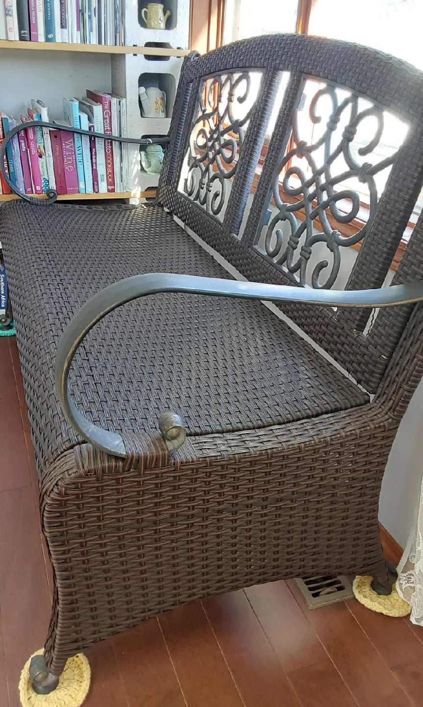 Excellent condtion Costco  Wicker Outdoor Bench image indicator(3)