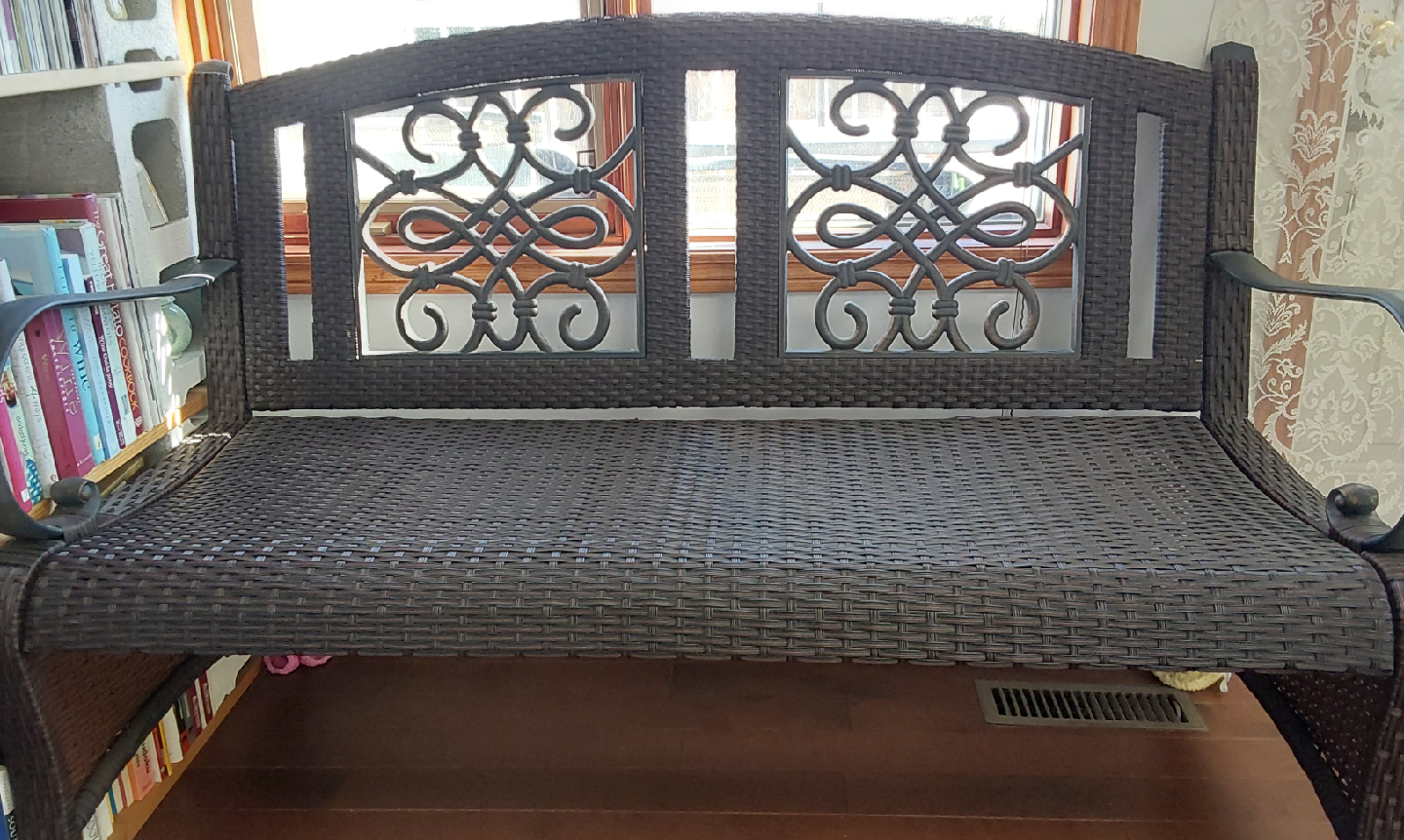 Excellent condtion Costco  Wicker Outdoor Bench - photo 4