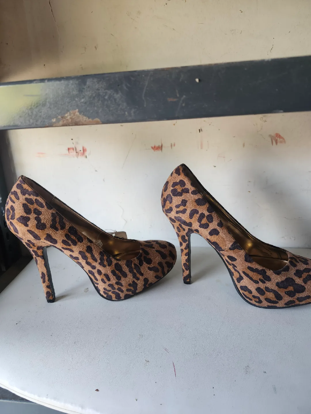 Mossimo Leopard Print Heels - Size 9 image indicator(2)