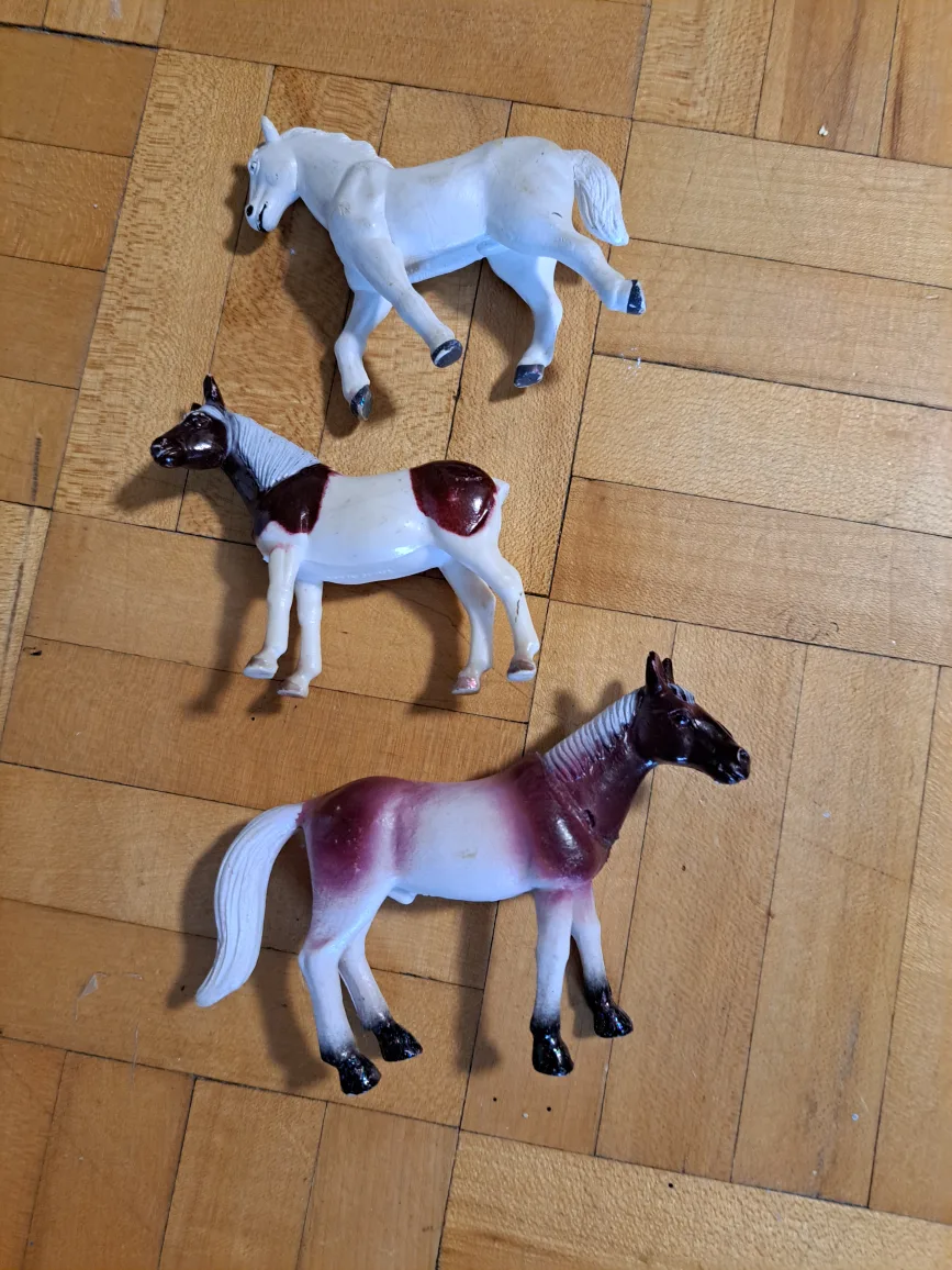Horse Figurines Lot image indicator(2)