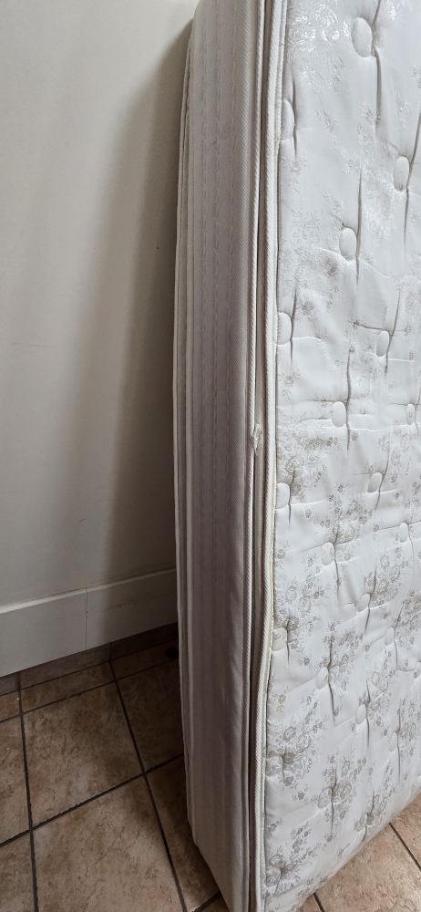 Mattress - Good Condition - photo 2