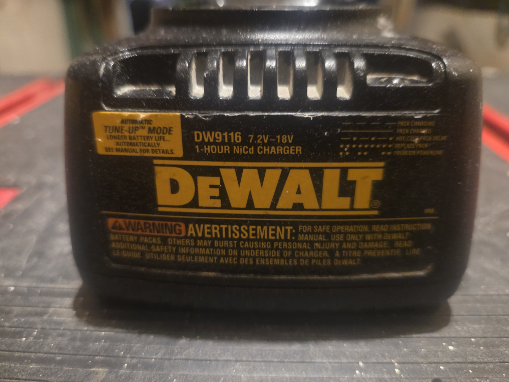 DeWalt DW9116 7.2V-18V 1-Hour NiCd Charger - photo 2