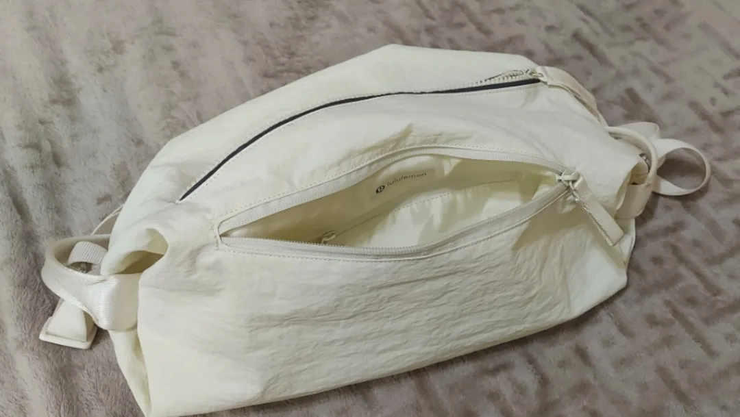 Lululemon White Sling Bag image indicator(2)