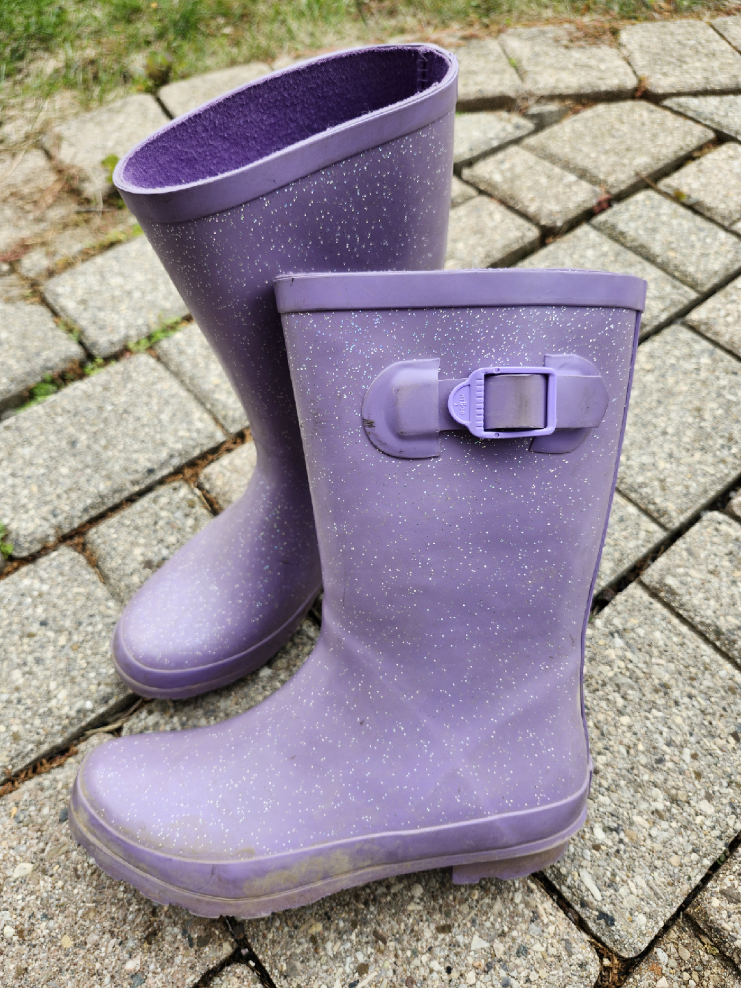Youth girls size 4 boots. Pick up in Kitchener, $10