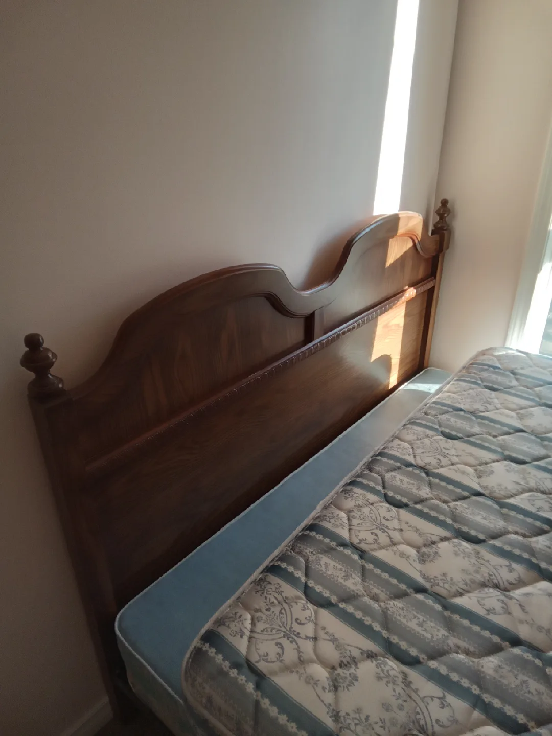 Queen sized bed frame and mattress image indicator(4)