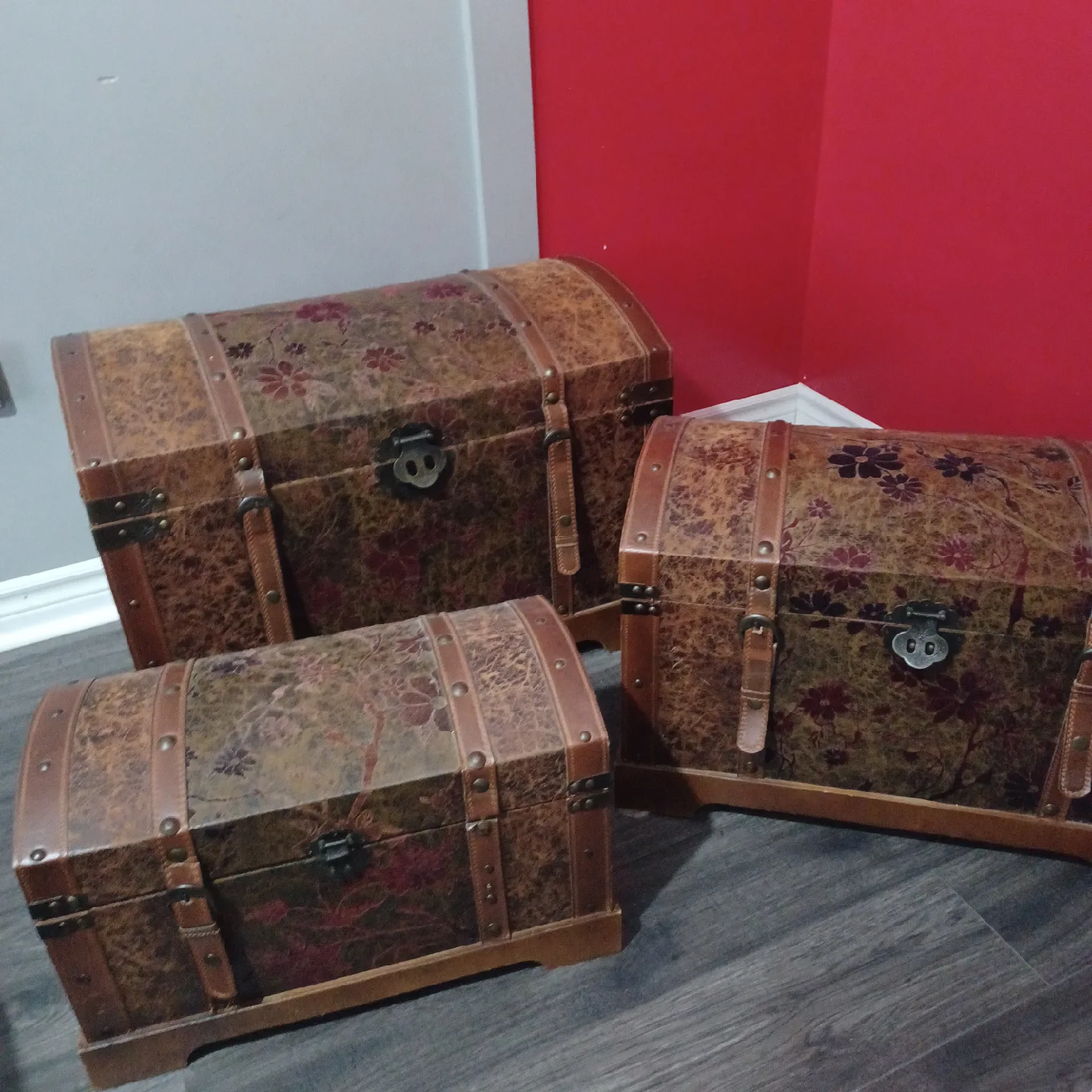 Decorative Vintage Storage Trunk Set - 3 Piece image indicator(2)