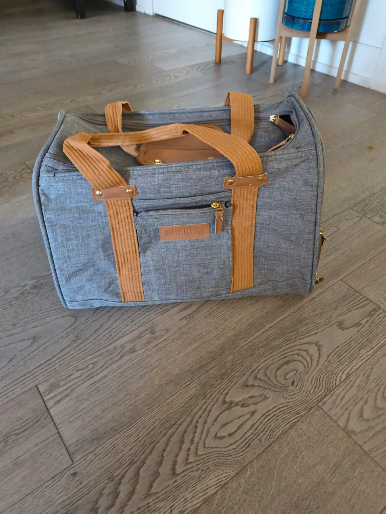 Sherpa Pet Carrier - Grey and Tan image indicator(3)