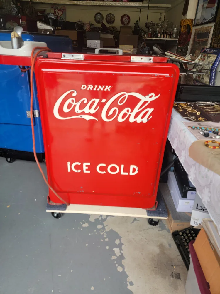 Vintage Coca-Cola Ice Cold Drink Cooler image indicator(2)