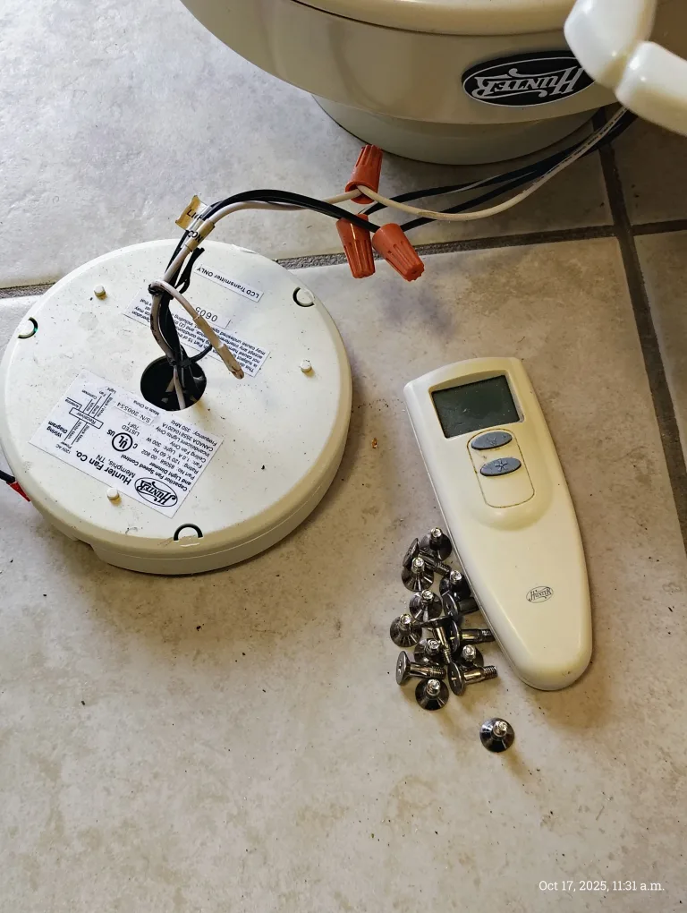 Hunter Ceiling Fan with Remote and light image indicator(3)