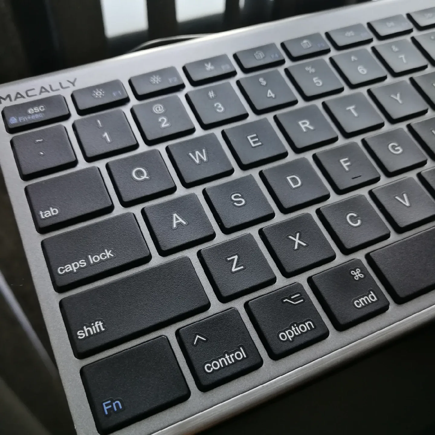 Macally Space Grey Slim Wired Keyboard image indicator(2)