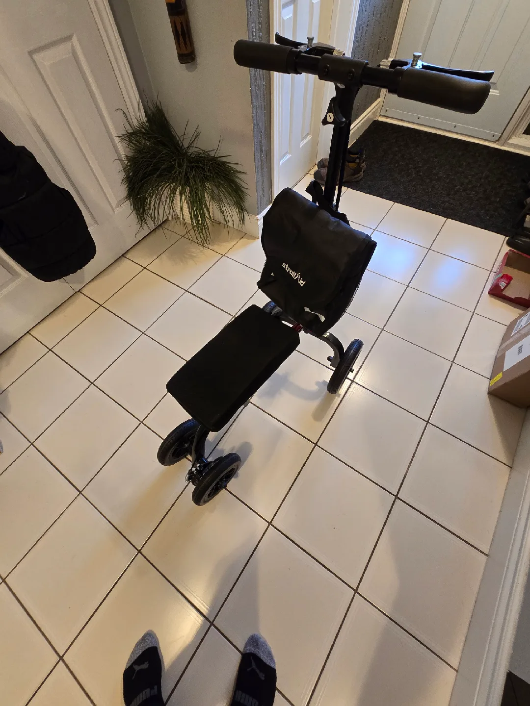 Steerable Knee Walker by Strobile image indicator(2)