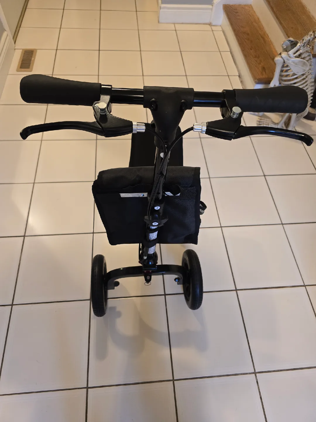 Steerable Knee Walker by Strobile image indicator(4)
