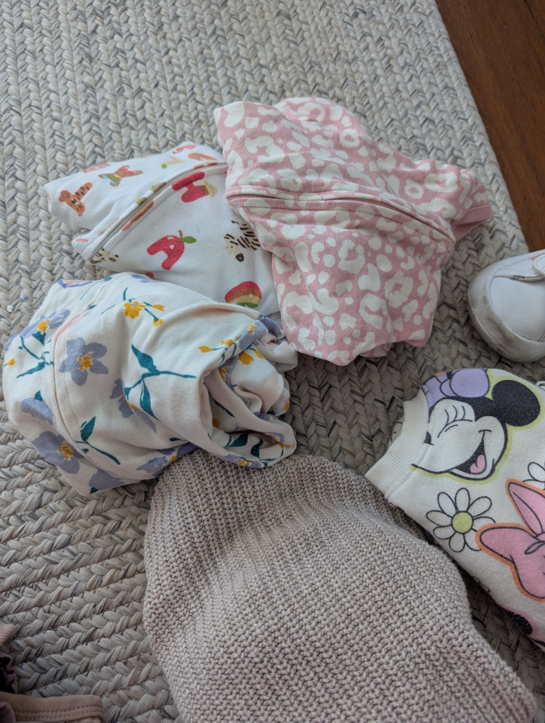 *Free little girls clothes 18months ish, 18-24months* - photo 3