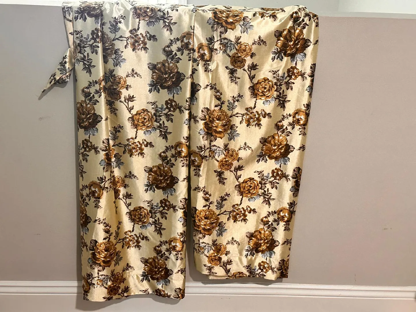 Assorted Decorative Curtains image indicator(3)