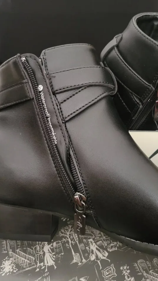 Naturalizer Women's Black Ankle Boots image indicator(6)