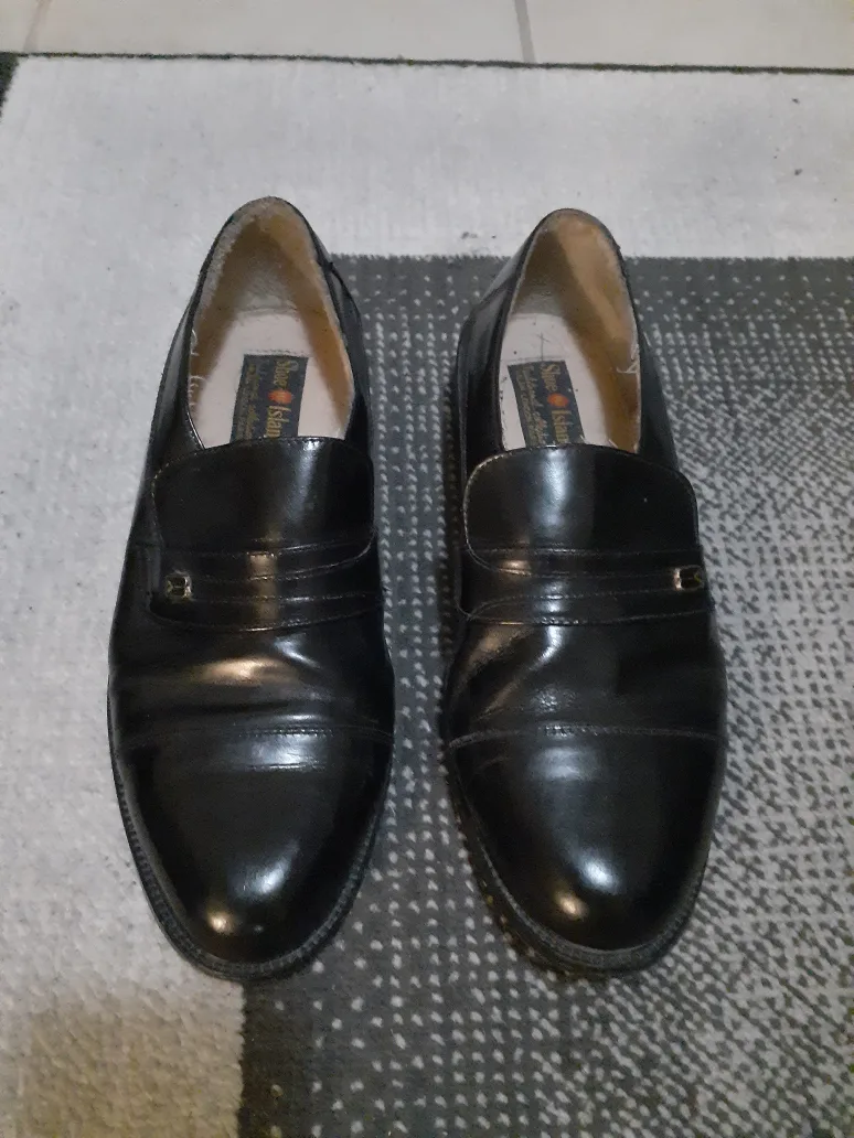 Shoe Penny Island Black Leather Loafers - Size 9 thumbnail