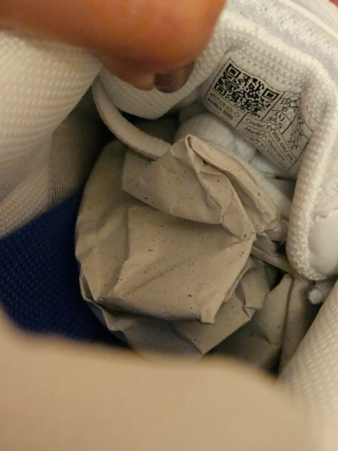 White Slip Resistant Shoes Size 6 image indicator(4)