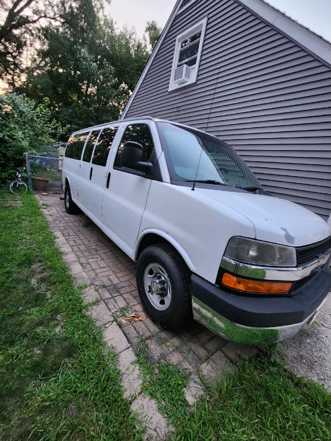 Chevrolet Passenger Van image indicator(2)