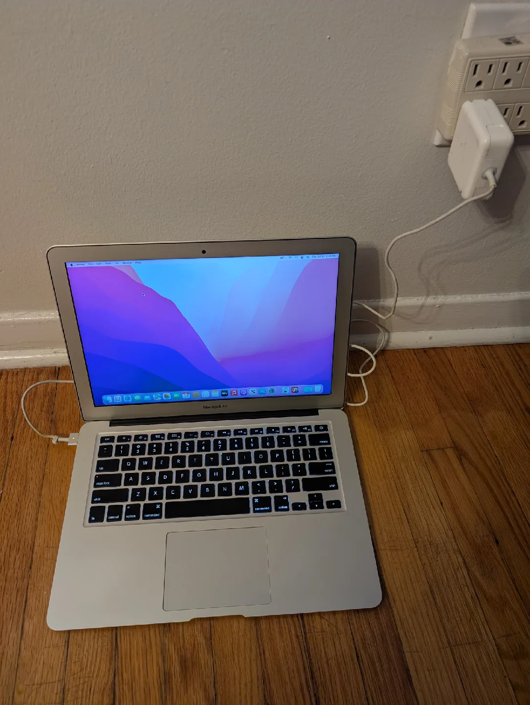 Apple MacBook Air 13-inch (Early 2015) image indicator(8)