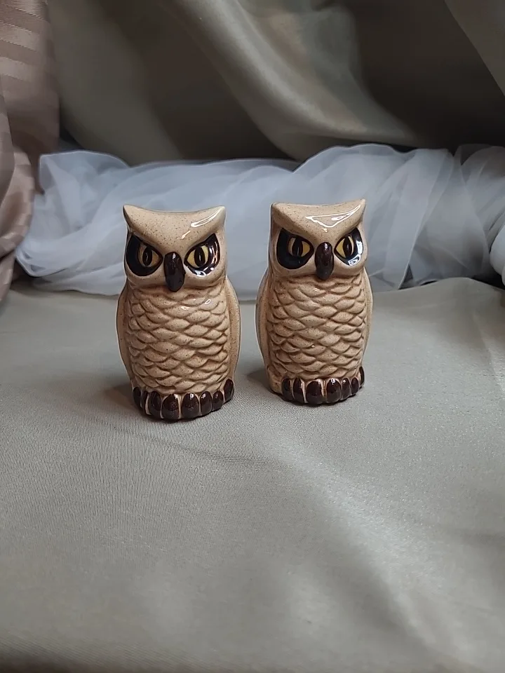 Pair of Vintage Ceramic 3 1/4" Tall Owl Figurines image indicator(2)