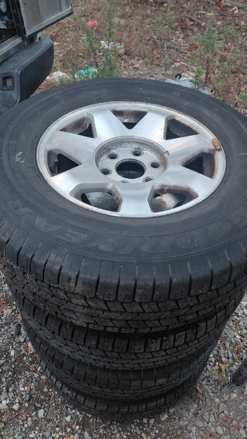 Set of 4 Goodyear P265/70R17 Tires image indicator(2)