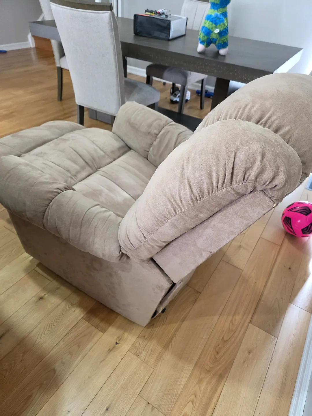 Beige Plush Recliner Chair image indicator(5)