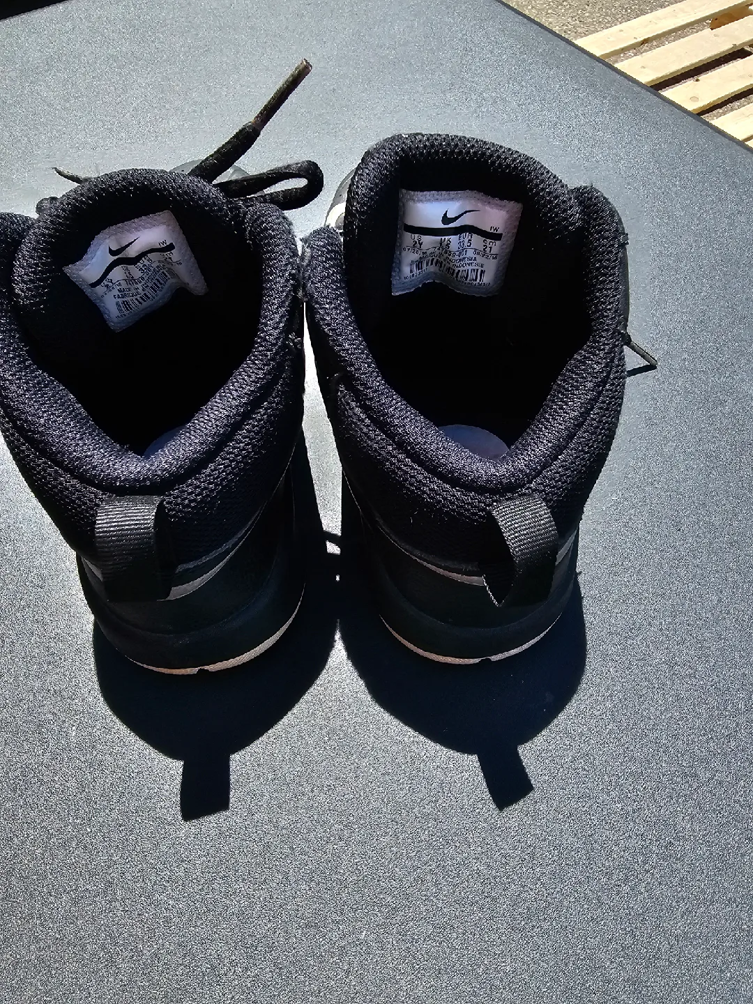 Nike Team Hustle D 9 Black Sneakers - Size 2Y image indicator(3)