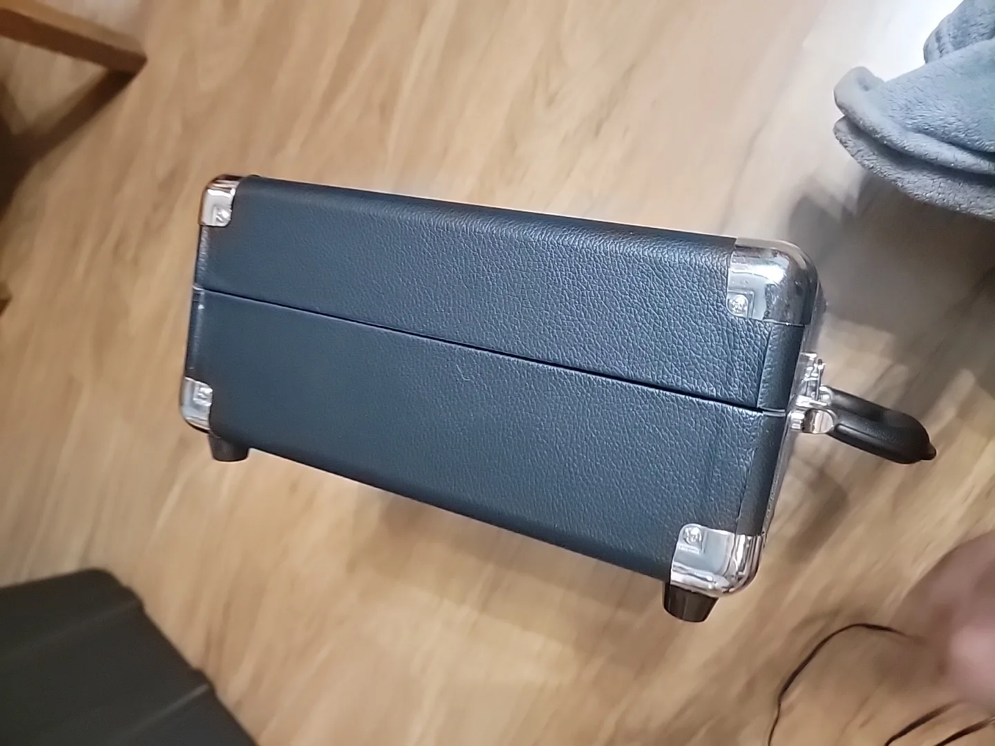 Victrola Vintage Suitcase Turntable image indicator(8)