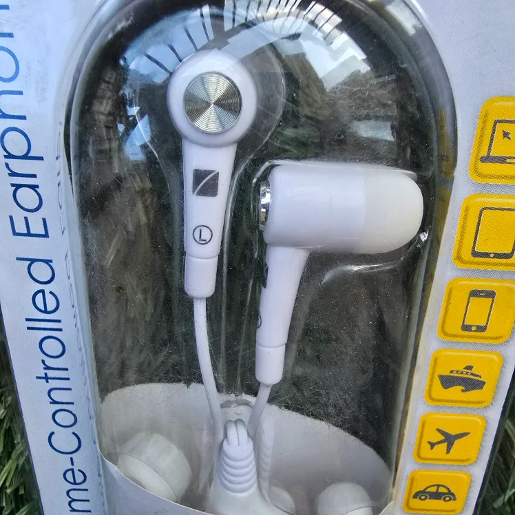 New Tech by Travel Blue Volume-Controlled Earphones image indicator(4)