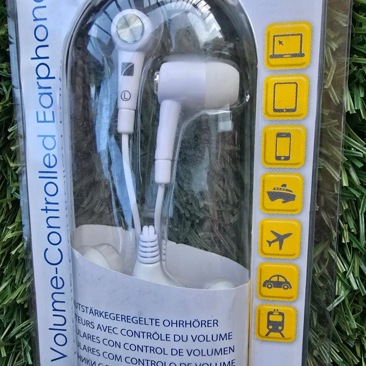New Tech by Travel Blue Volume-Controlled Earphones image indicator(6)