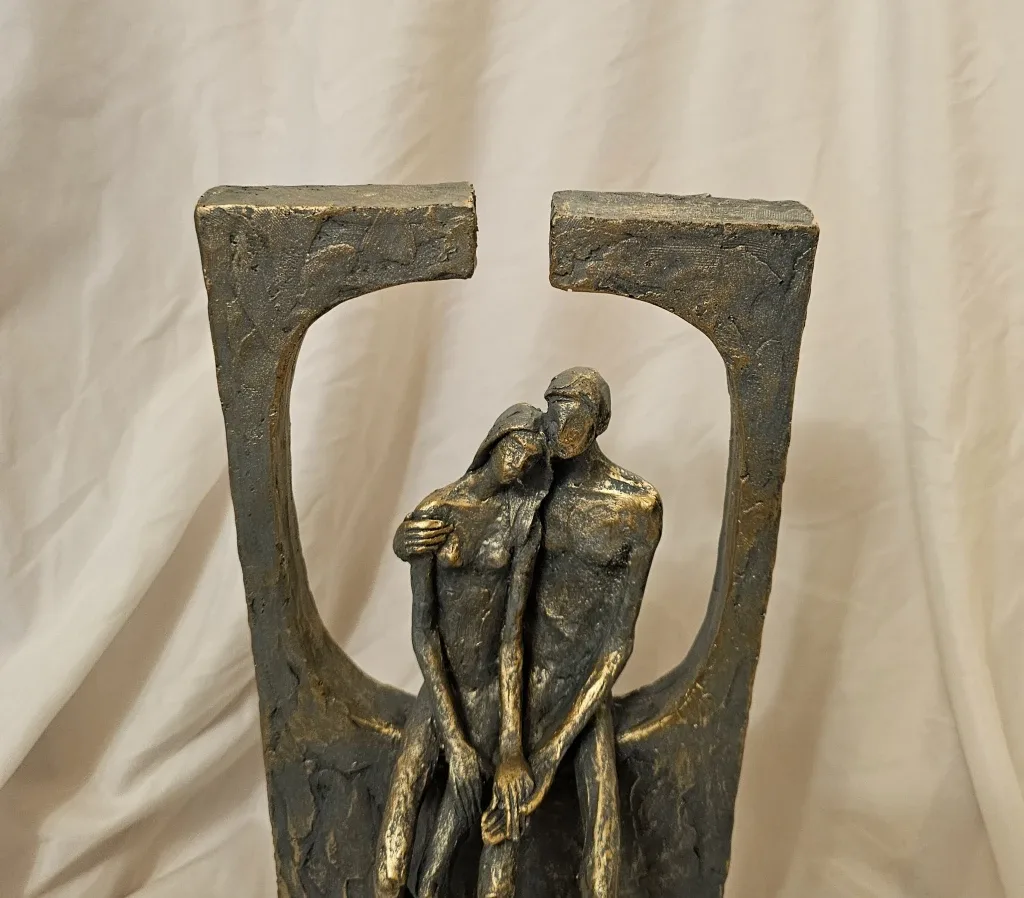 Grey and Gold Couple in Love Decorative Statue image indicator(2)