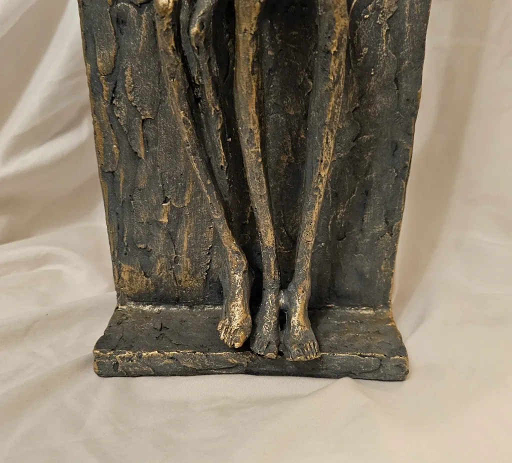 Grey and Gold Couple in Love Decorative Statue image indicator(3)