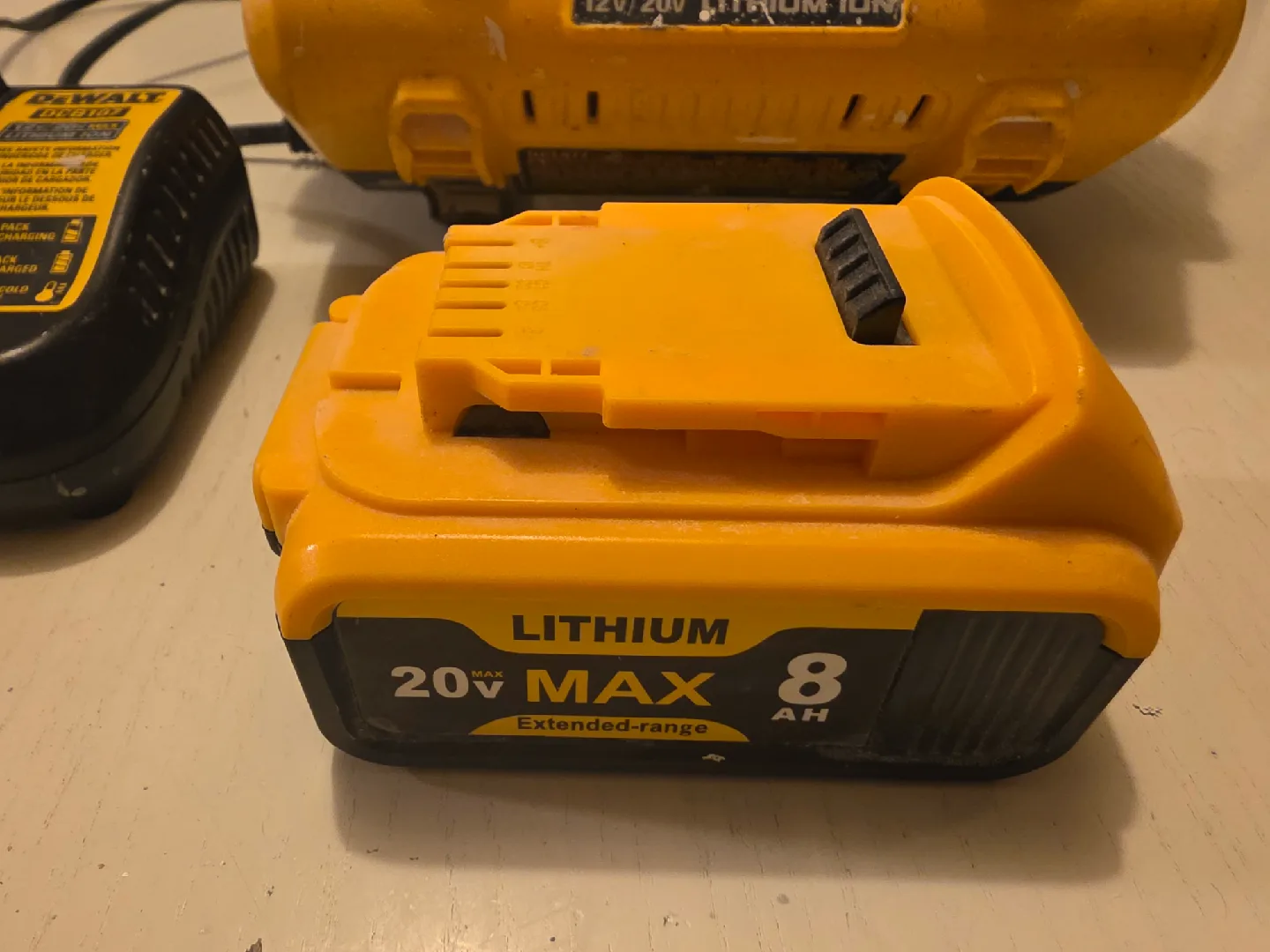 DeWalt DCB107 Charger, DCB200 Battery & Light image indicator(2)