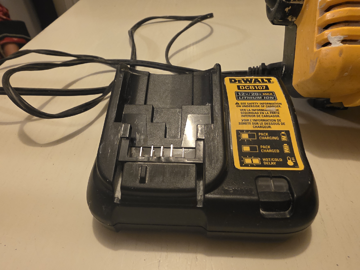 DeWalt DCB107 Charger, DCB200 Battery & Light - photo 3