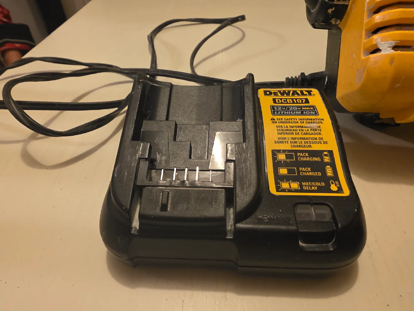 DeWalt DCB107 Charger, DCB200 Battery & Light image indicator(3)
