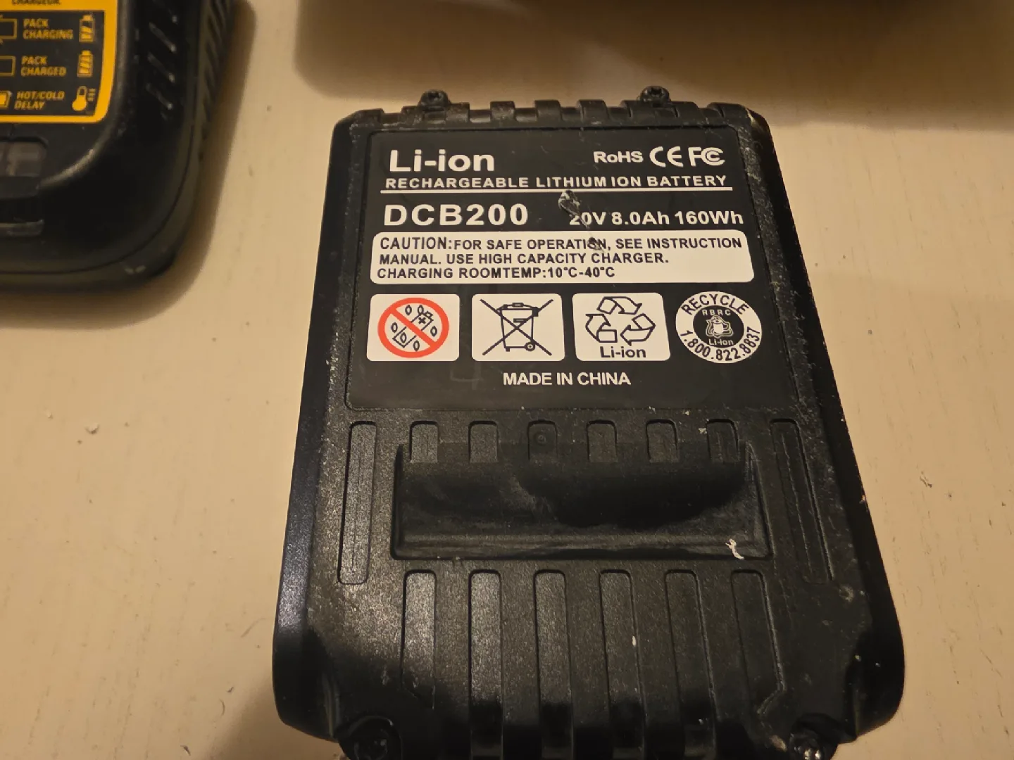 DeWalt DCB107 Charger, DCB200 Battery & Light image indicator(4)