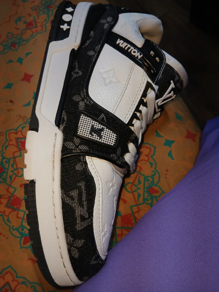 Louis Vuitton Trainer Sneaker image indicator(2)
