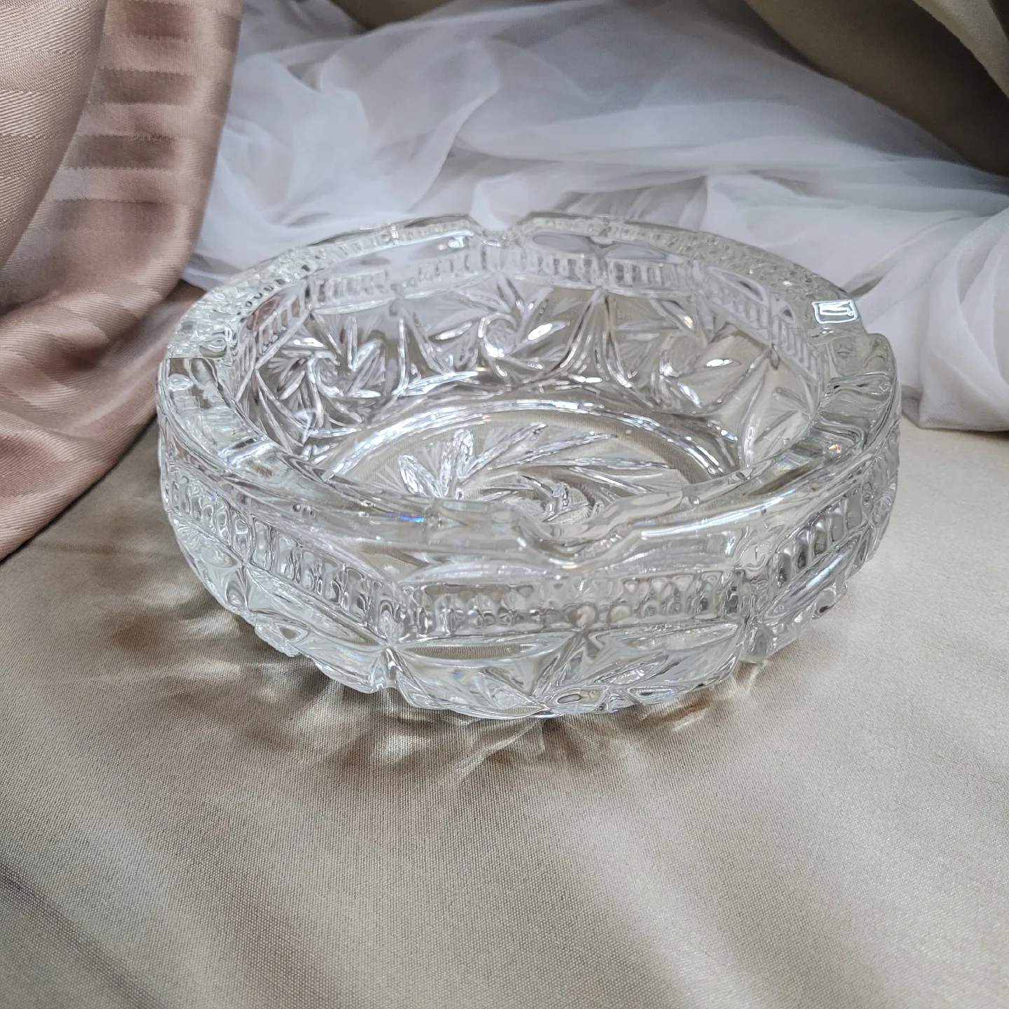 Beautiful 6 1/2" x 2 1/2" Solid Heavy Chrystal Ashray image indicator(8)