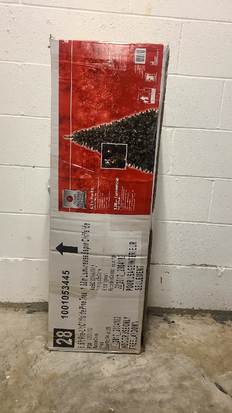 Christmas tree! Home Accents Holiday 6.5ft Pre-Lit Tree image indicator(2)