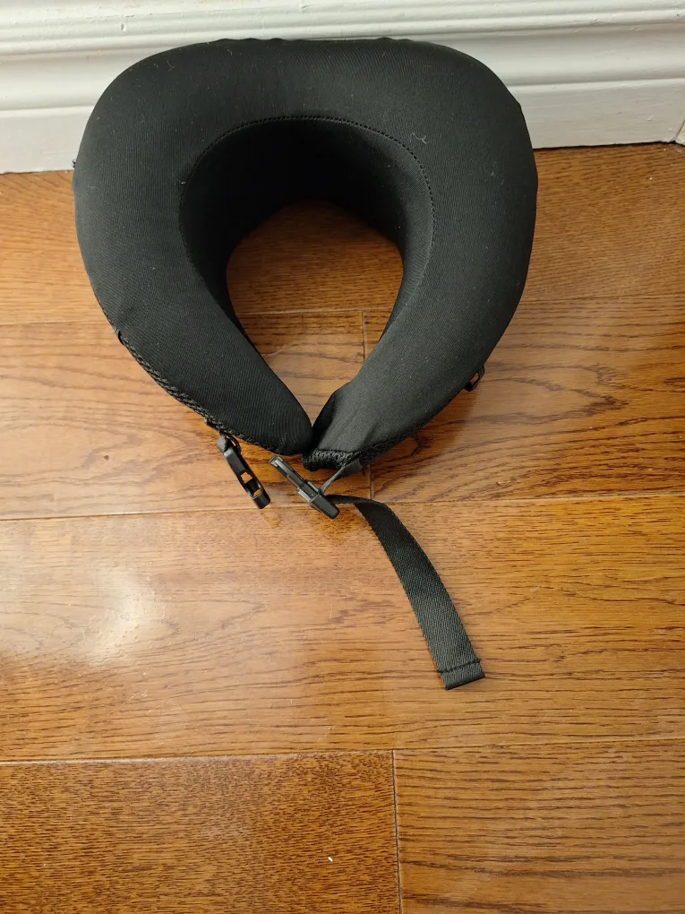Black Travel Neck Pillow image indicator(2)