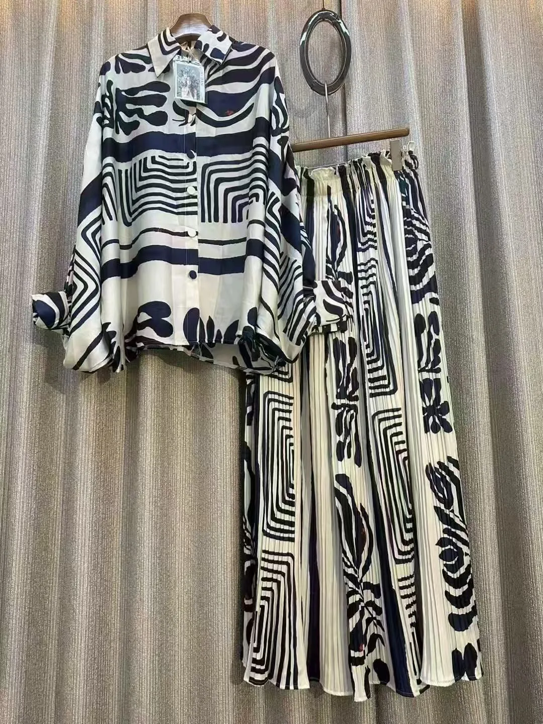 Twinfit Collection Monochrome Set image indicator(2)