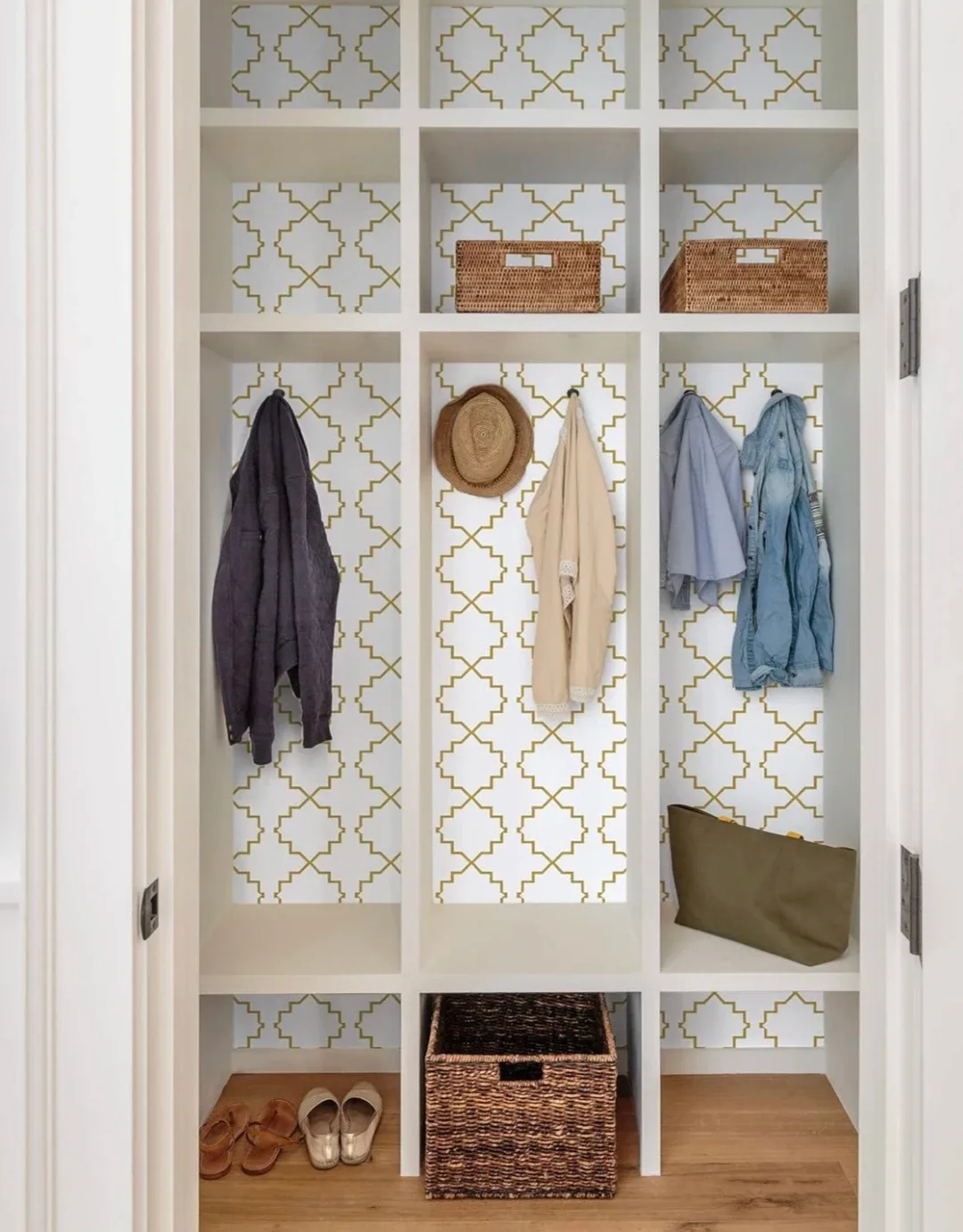 Set of 2 Geometric Gold & White Peel & Stick Wallpaper 13"×78.7" image indicator(5)