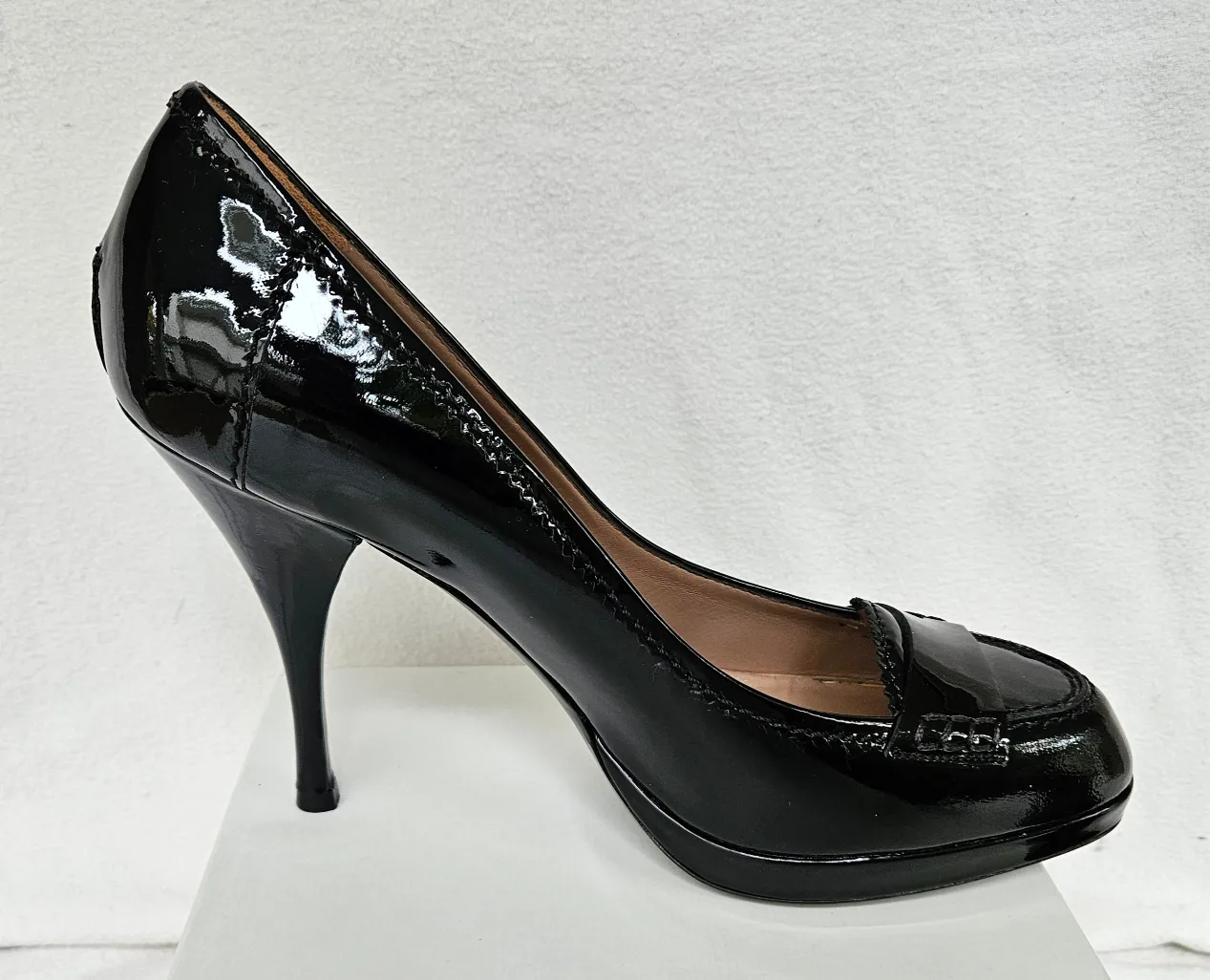 New Yves Saint Laurent Preppy 90 Pump Vitello Vernice Size 10 image indicator(4)
