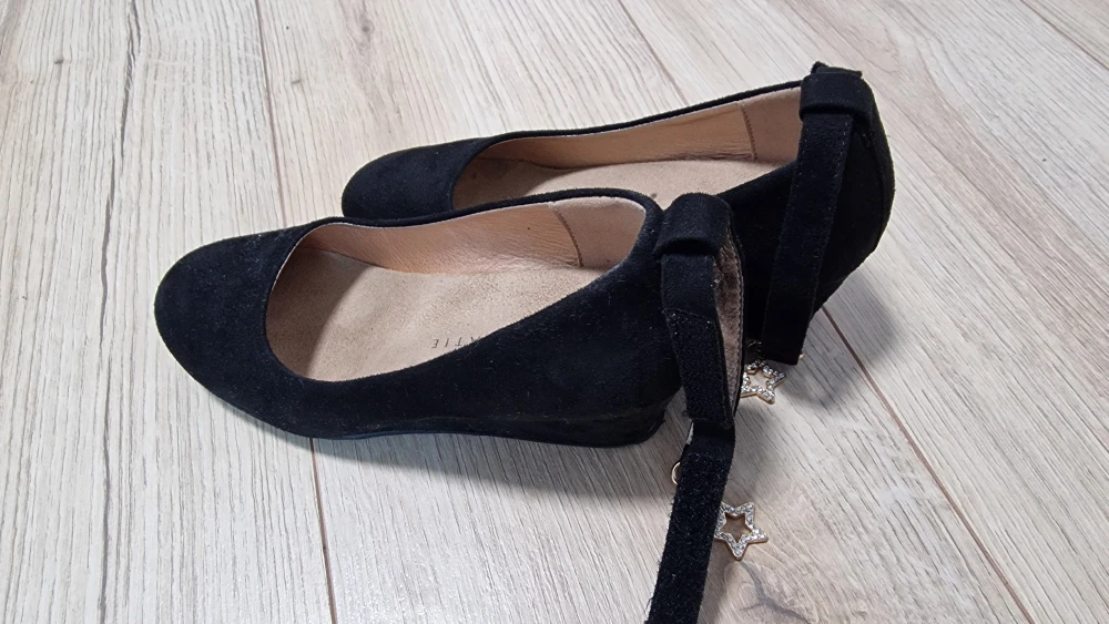 Kids black heal shoes - Size 13 (Kelly & Katie) - photo 2