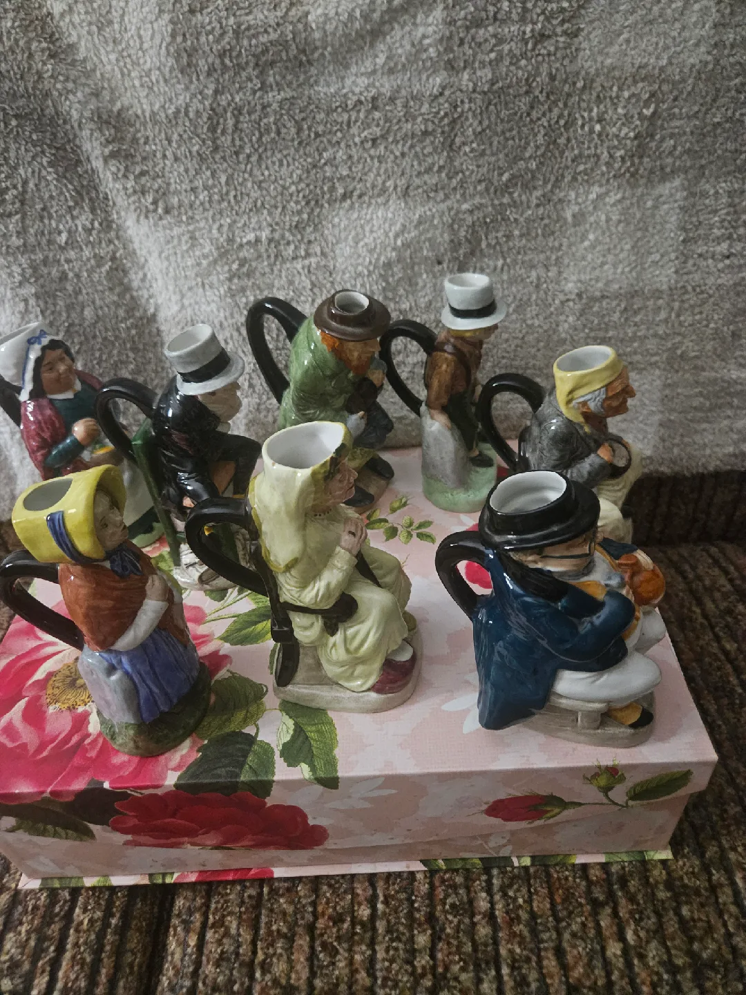 VTG Wood&Son 8-England TheCharles Dickens Toby Jugs  Collection image indicator(2)