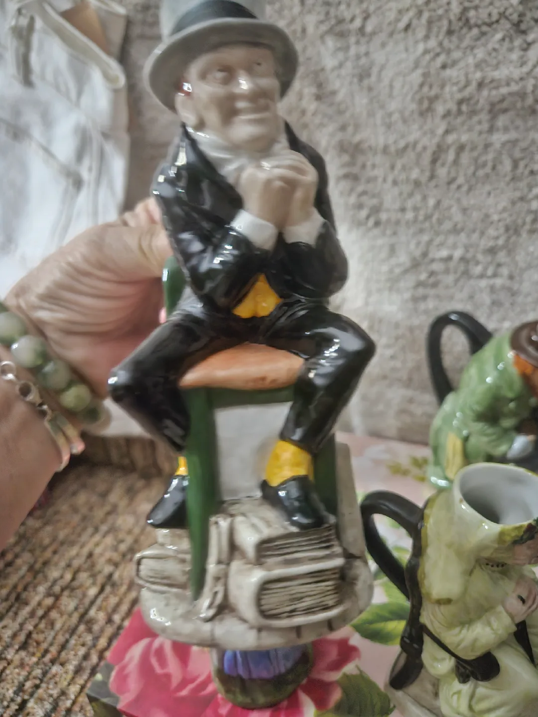 VTG Wood&Son 8-England TheCharles Dickens Toby Jugs  Collection image indicator(4)