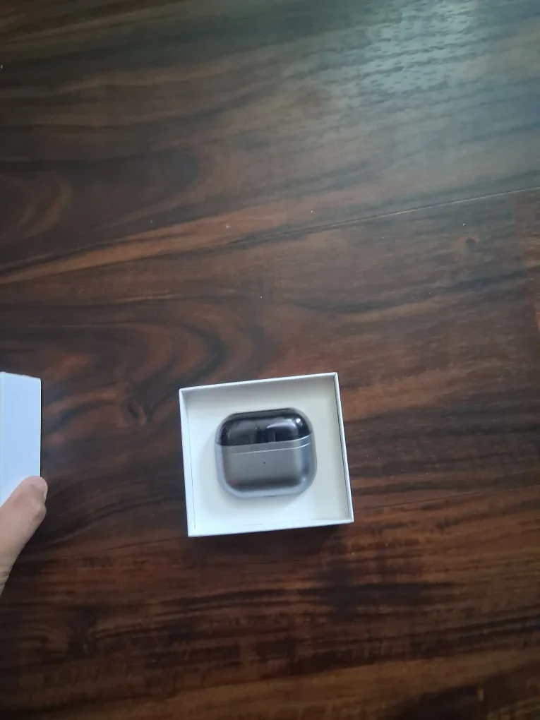 Samsung Galaxy Buds3 - Like New! image indicator(2)