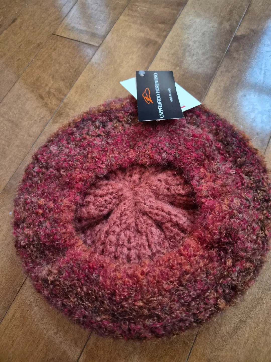 wool Beret made in Italy and a pair of gloves image indicator(2)