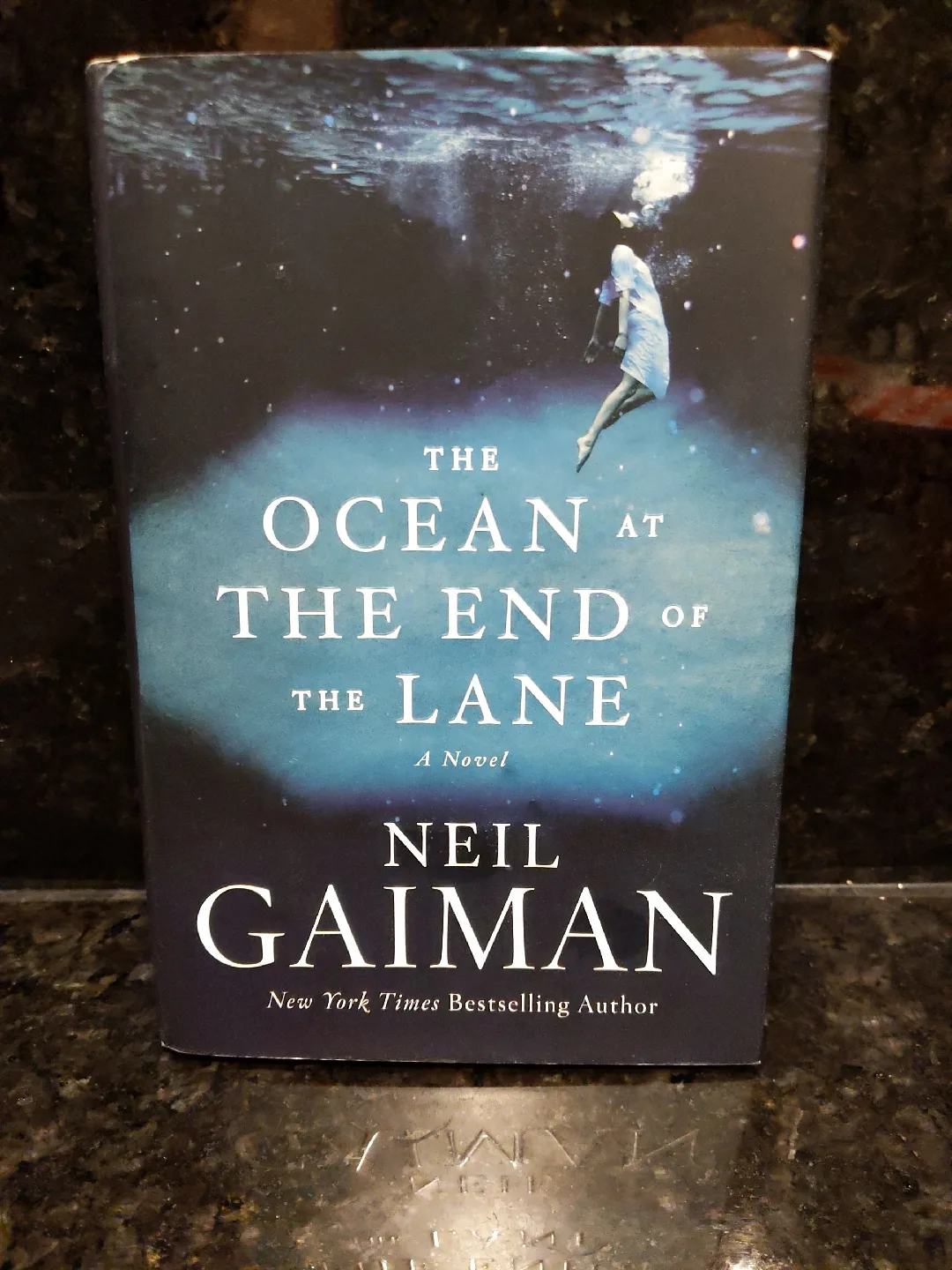 The Ocean at the End of the Lane by Neil Gaiman thumbnail